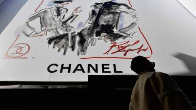 El mundo de la moda llora la partida del diseñador de Chanel.
