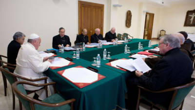 El Papa preside la reunión con el grupo de ocho cardenales en Ciudad del Vaticano. Al encuentro no asiste el nuevo secretario de Estado, Pietro Parolin.