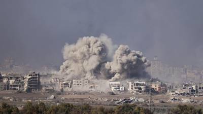 Fotografía tomada en el sur de Israel, cerca de la frontera con la Franja de Gaza, el 11 de diciembre de 2023, muestra humo ondeando durante el bombardeo israelí en el norte de Gaza, en medio de continuas batallas entre Israel y el grupo militante Hamas.