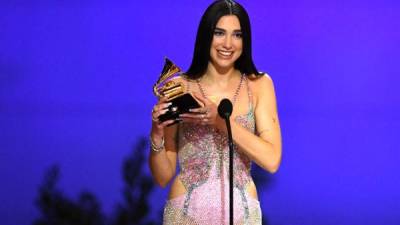 La cantante británica Dua Lipa acepta el premio a Mejor Álbum Vocal Pop por 'Future Nostalgia'. AFP