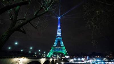 La torre Eiffel se ilumina de verde y azul. EFE/Archivo