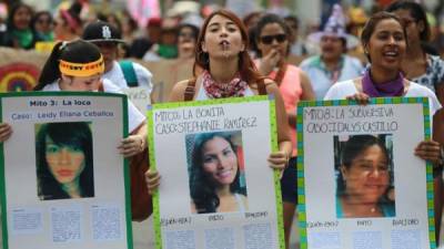 Decenas de personas fueron registradas este domingo al marchar contra la violencia machista, en el marco del Día Internacional de la No Violencia contra la Mujer, en Cali (Colombia). EFE