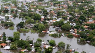 Vista de varias viviendas que quedaron bajo el agua por las inundaciones en un barrio de Asunción (Paraguay). La cifra de evacuados por las crecidas del río Paraguay a su paso por Asunción asciende a 100.000 personas, mientras que hay cerca de 10.000 desplazados en el sureño departamento de Ñeembucú.
