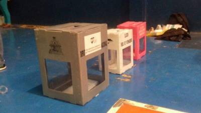 En la Villa Olímpica de Tegucigalpa varias urnas fueron colocadas en el piso por falta de mesas.