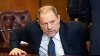 En esta foto de archivo tomada el 5 de junio de 2018, Harvey Weinstein aparece en el tribunal penal de Manhattan en Nueva York. AFP