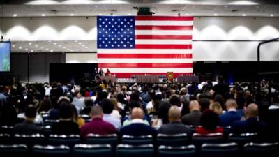 Cientos de personas asisten a una ceremonia de naturalización en un centro de convenciones de Los Ángeles. EFE/Archivo