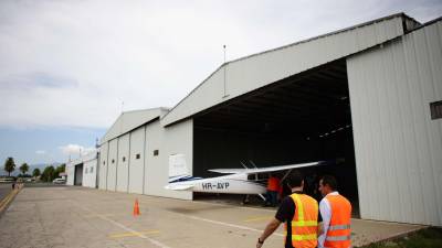 Dos pilotos hacen un recorrido por los hangares restaurados por el Aeroclub San Pedro Sula.