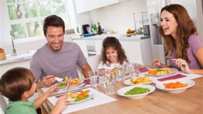 Los padres son el ejemplo a imitar por sus hijos, en la forma que pueden consumir alimentos sanos.