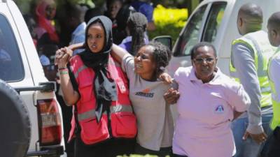 Una mujer reacciona tras identificar el cuerpo de un familiar, una de las víctimas del ataque yihadista a un complejo hotelero el pasado martes, en Nairobi, Kenia. EFE