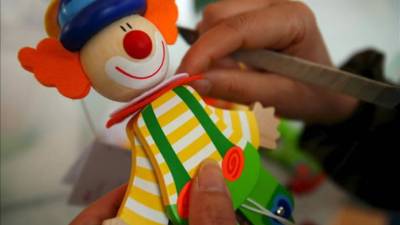 La Fundación SI de Argentina repartirá entre hoy y año nuevo cerca de 5.000 'muñecos de trapo, juegos de madera y títeres' en cuya fabricación colaboraron los más pequeños, y miles de empanadas cocinadas por sus familiares. EFE