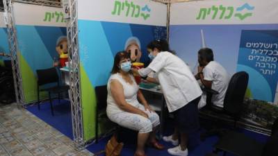 Israel aplica una tercera dosis en medio de un repunte de contagios por la variante delta.