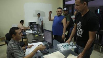 Usuarios reclaman sus placas en la oficina de Registro Vehicular en San Pedro Sula. Foto: Melvin Cubas.