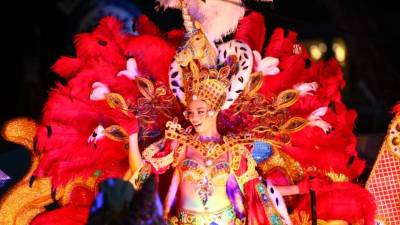El colorido de los trajes encantó a los sampedranos que llegaron desde temprano para disfrutar de lo mejor del desfile de carrozas, comparsas, bandas de guerra y mucho más.