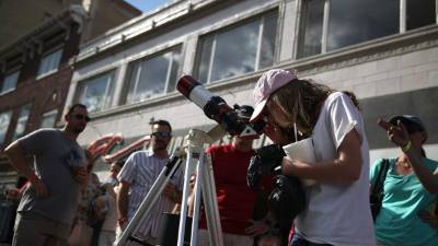 Miles de personas se instalaron ayer en los principales parques nacionales de EUA para observar el eclipse del siglo que atravesará el país de costa a costa.