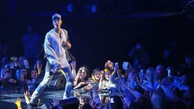 La prensa noruega descargaba el viernes su furia contra Justin Bieber, quien la víspera abandonó el escenario tras cantar una sola canción, frustrando a un millar de adolescentes que asistían al concierto en Oslo.