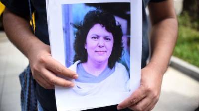 'Justicia, justicia', 'Berta vive, la lucha sigue, sigue', 'Sangre de mártires, semilla de libertad', coreaban en el funeral de Berta Cáceres.