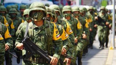 Soldados del Ejército Mexicano participan hoy en la 'Ceremonia de presentación de los agrupamientos organizados, equipados y adiestrados para el rescate humanitario', en Tapachula. EFE