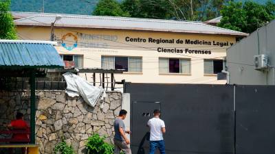 <b><span class=mln_uppercase_mln>MORGUE.</span></b> Los cadáveres de los jóvenes fueron llevados a Medicina Forense, donde el fin de semana se entregaron a sus familiares.