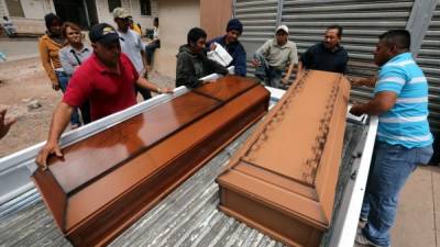 En horas de la mañana de ayer fueron retirados de la morgue los cuerpos de cuatro de las cinco víctimas de la masacre ocurrida en un bar y billar la noche del sábado en la capital.