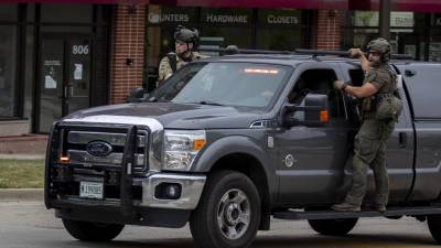 Equipos de emergencia y fuerzas de seguridad responden al tiroteo en un desfile en Chicago que dejó varios muertos y heridos.