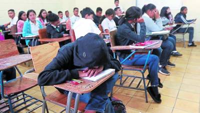 Mientras 68,000 estudiantes se someten a una segunda recuperación, otros miles se encuentran aún sin recibir clases.