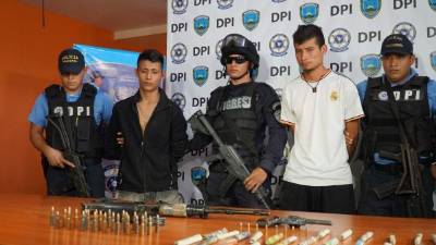 Caen dos supuestos pandilleros con fusil AK-47 y droga