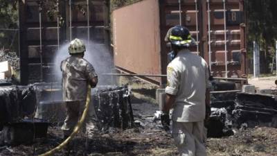 Elementos del Cuerpo de Bomberos lograron controlar el incendio que inició en una zacatera de la UNAH.