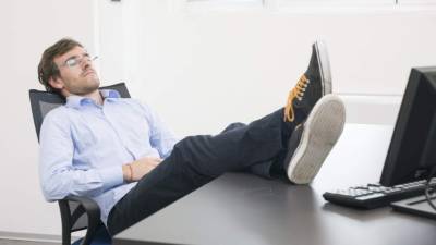 Cuando el hombre come demasiada grasa le causa somnolencia.