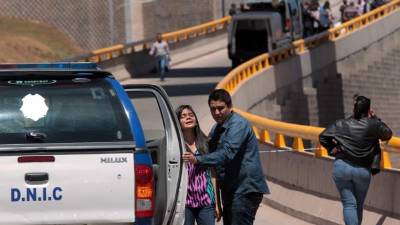 Familiares de las víctimas llegaron al lugar del crimen. Al fondo, el busito en el que se conducían las tres modelos, quienes quedaron al lado de la unidad.