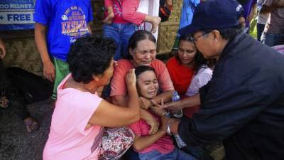 Una familia se abraza en las inmediaciones de una escuela del sur del país en Pigcawayan, Cotabato Norte, en la isla de Mindanao (Filipinas) hoy, 21 de junio de 2017. EFE