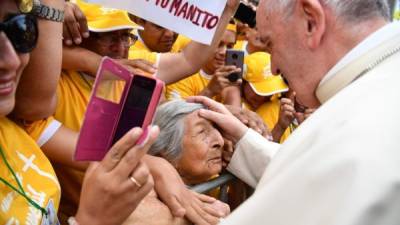 Fotografía cedida por Vatican Media del saludo del papa Francisco a una señora de nombre Trinidad durante su paso por Trujillo, este sábado 20 de enero de 2018. EFE/Vatican Media/Vicenzo Pinto