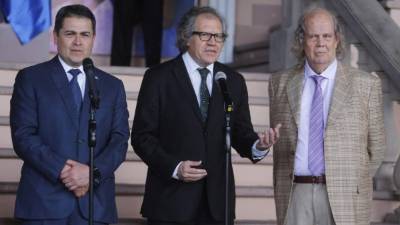 Luis Almagro secretario general de la OEA, John Biel del Río y el presidente Hernández el sábado en Tegucigalpa.