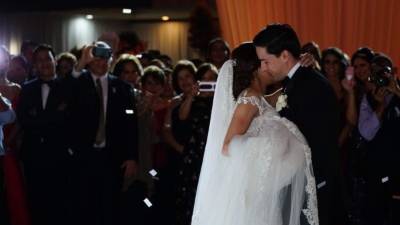 Laurie López Sikaffy y Harry Panting Barrosse en el momento de su primer baile como esposos.