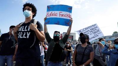 Cientos de personas protestaron ayer contra el fallo que permite la reelección en El Salvador./EFE.