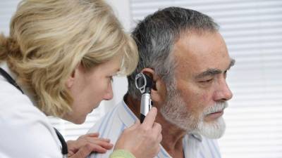 Las personas adultas pueden tener problemas auditivos y estos le producen problemas del habla.