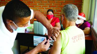 El 74% de la población hondureña cuenta con dos dosis de la vacuna contra el covid.