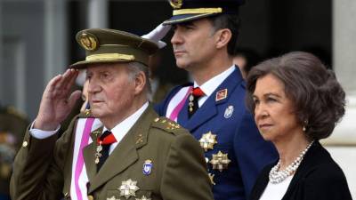 El rey Juan Carlos abdicó el año pasado, en la imagen junto a la reina Sofía y su hijo Felipe, el nuevo monarca de España.