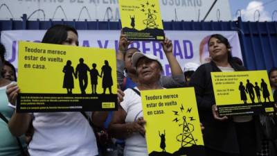 Activistas a favor de la despenalización del aborto se manifiestan a las afueras del centro judicial de San Salvador (El Salvador). EFE/Archivo