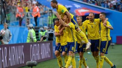 Los suecos celebran el gol con el que tomaron la ventaja ante Suiza. Foto AFP