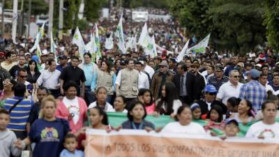 El presidente Juan Orlando Hernández y la primera dama Ana García en la Gran Marcha por una Navidad en Paz en el bulevar Suyapa de la capital.