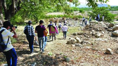 Los universitarios hacen trabajos de campo para analizar las causas y buscar soluciones a la contaminación del río Motagua.