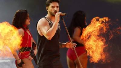Maluma dijo que donaría todo el pago por su actuación en Viña del Mar a los afectados por los gigantescos incendios forestales que azotaron al centro de Chile hace algunas semanas. AFP