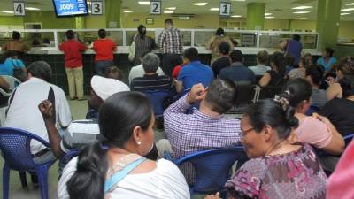 Usuarios aguardan su turno en el SAR.