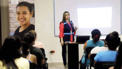 La doctora Erika Espinal ofrece una conferencia en Ciudad Mujer.