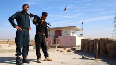 Agentes de la policía afgana vigilan un puesto de control en la provincia de Helmand, Afganistán. EFE/Archivo