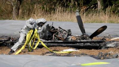 Expertos forenses inspeccionan, este lunes, los restos de un avión en un campo de espárragos en Erzhausen cerca de Darmstadt (Alemania). Foto: EFE