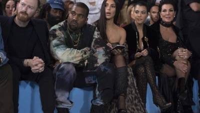 Kanye West, su esposa Kim Kardashian, Kourtney Kardashian y Kris Jenner durante la pasarela de Off-White de la colección Primavera/Verano 2017 en la Semana de la Moda de París en París (Francia).