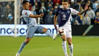 El hondureño Roger Espinoza disputa el balón con el mediocampista paraguayo del Monterrey, Celso Ortiz. Foto USA Today