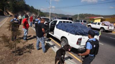 En El Durazno se revisan los carros para evitar hechos como el contrabando de mercaderías y el tráfico ilegal de menores. Foto: Andro Rodríguez