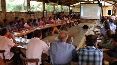 Reunión de empresarios y funcionarios del Gobierno sobre el peaje reunidos en El Progreso, Yoro.